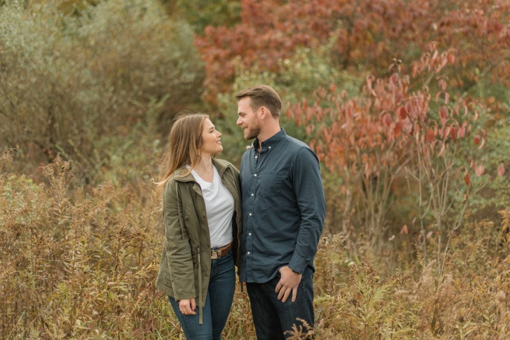 Crisp & Colorful Settler's Ridge Pittsburgh Engagement Session. For more engagement ideas, visit burghbrides.com!