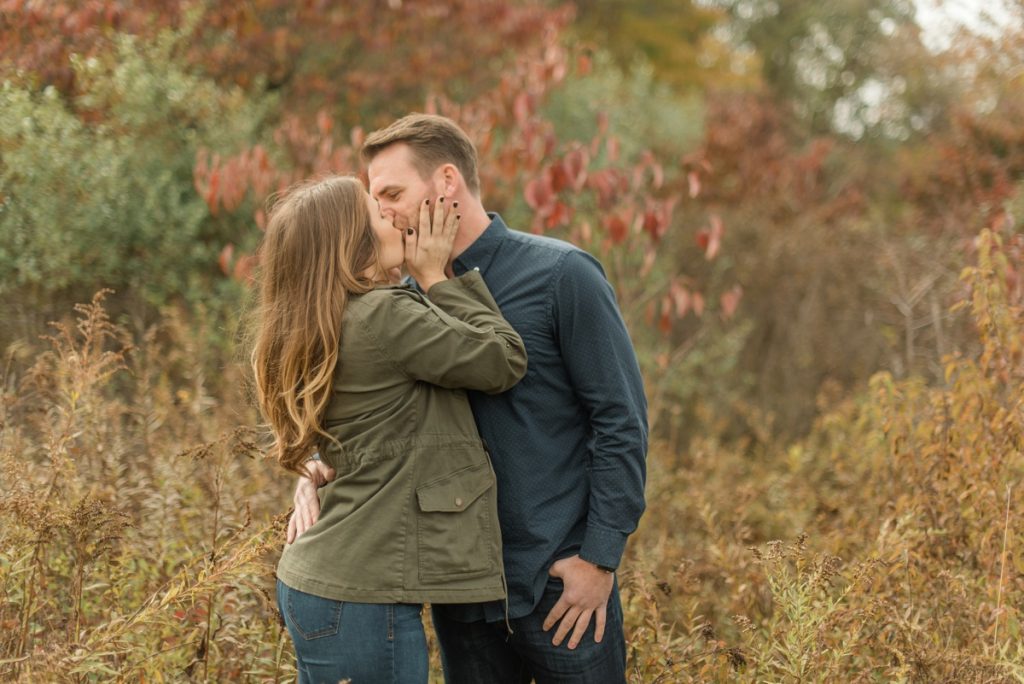Crisp & Colorful Settler's Ridge Pittsburgh Engagement Session. For more engagement ideas, visit burghbrides.com!