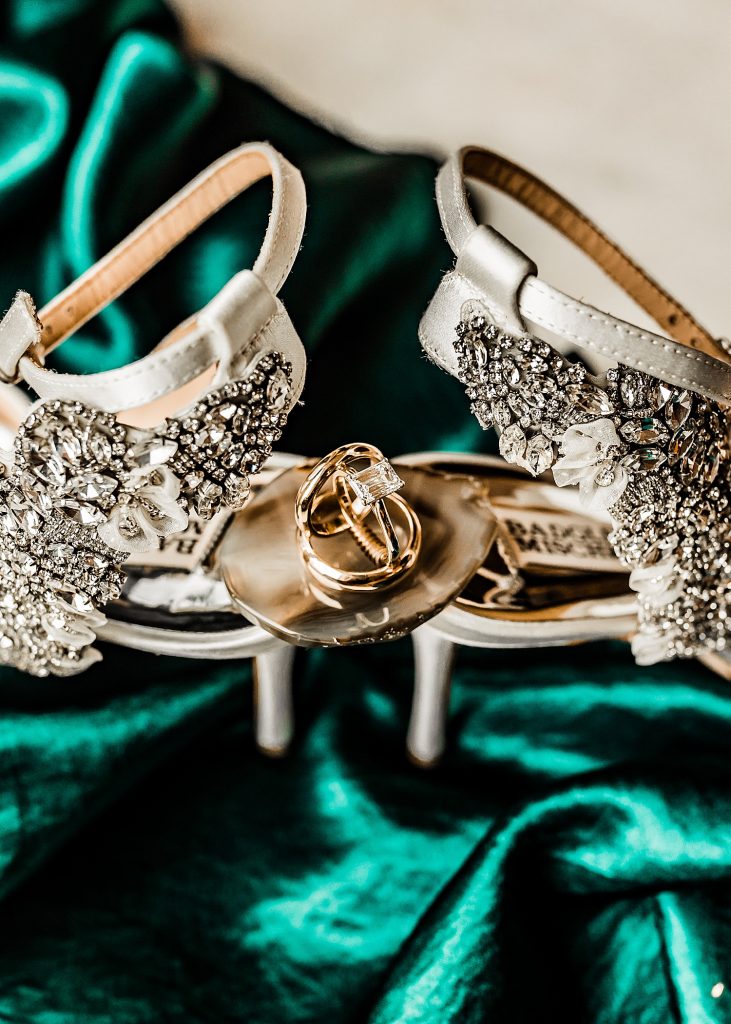 Luxe Art Deco Downtown Pittsburgh Wedding. For more modern wedding ideas, visit burghbrides.com!