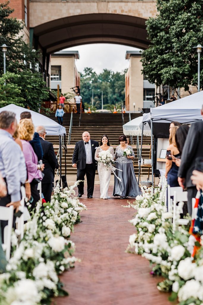 Luxe Art Deco Downtown Pittsburgh Wedding. For more modern wedding ideas, visit burghbrides.com!