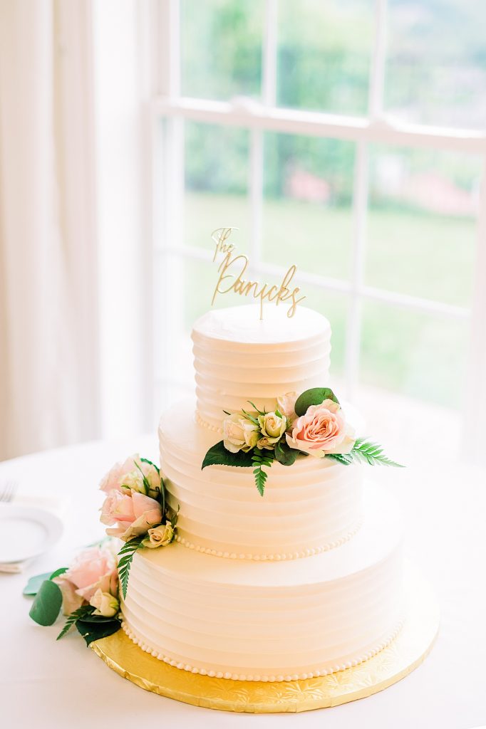 Classic Pittsburgh Inspired Wedding at Twelve Oaks Mansion. For more timeless wedding ideas, visit burghbrides.com!