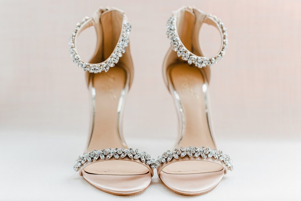 Timeless Fox Chapel Golf Club Wedding with Modern Twists. For more fine art wedding ideas, visit burghbrides.com!