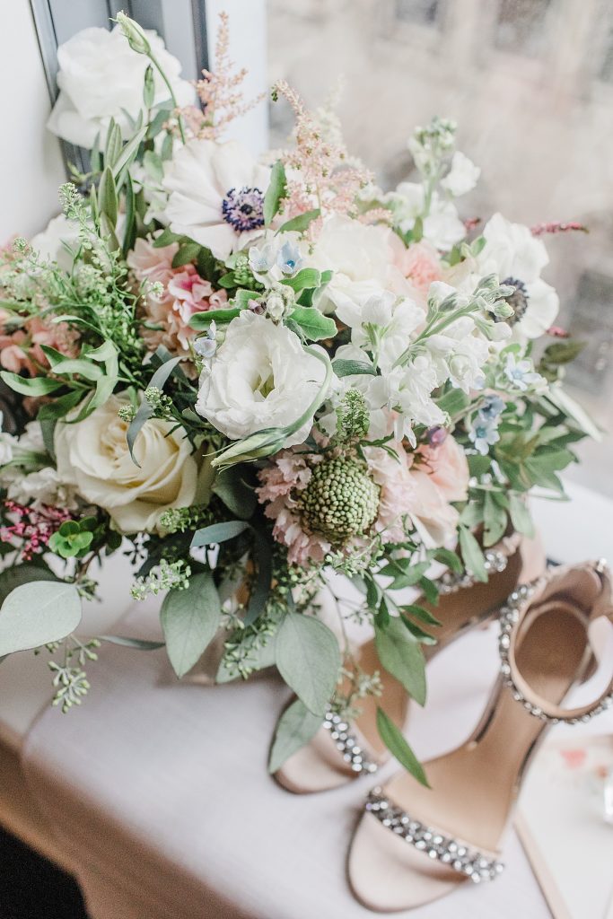 Timeless Fox Chapel Golf Club Wedding with Modern Twists. For more fine art wedding ideas, visit burghbrides.com!