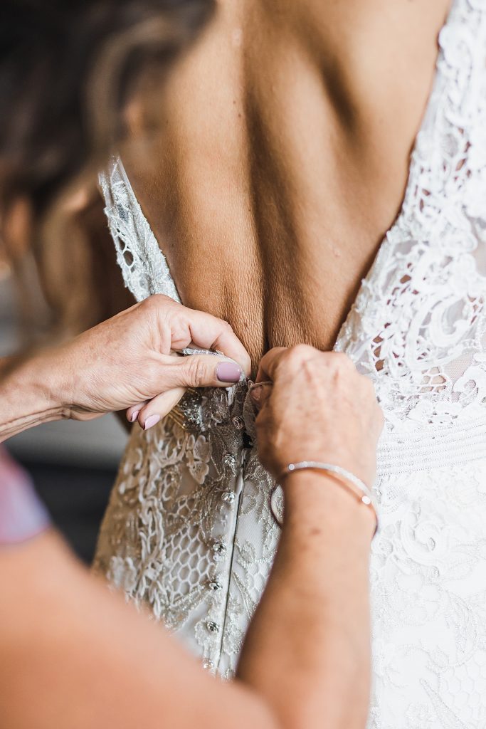 Timeless Fox Chapel Golf Club Wedding with Modern Twists. For more fine art wedding ideas, visit burghbrides.com!