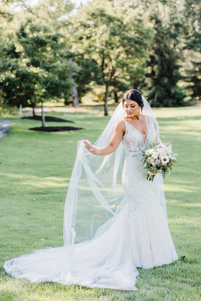 Timeless Fox Chapel Golf Club Wedding with Modern Twists. For more fine art wedding ideas, visit burghbrides.com!