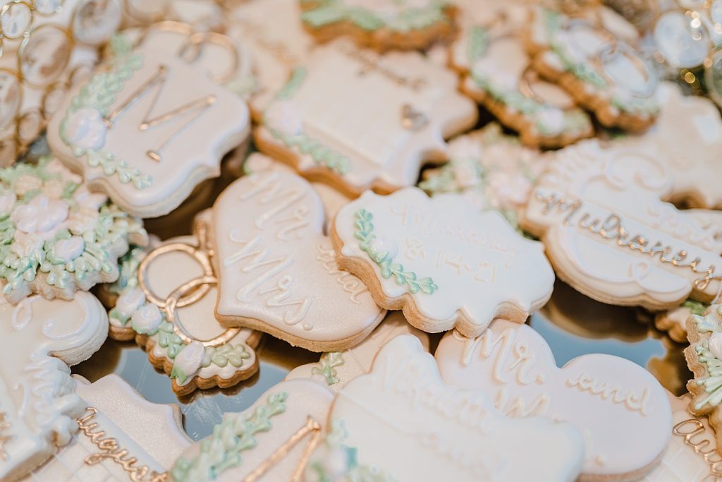 Timeless Fox Chapel Golf Club Wedding with Modern Twists. For more fine art wedding ideas, visit burghbrides.com!