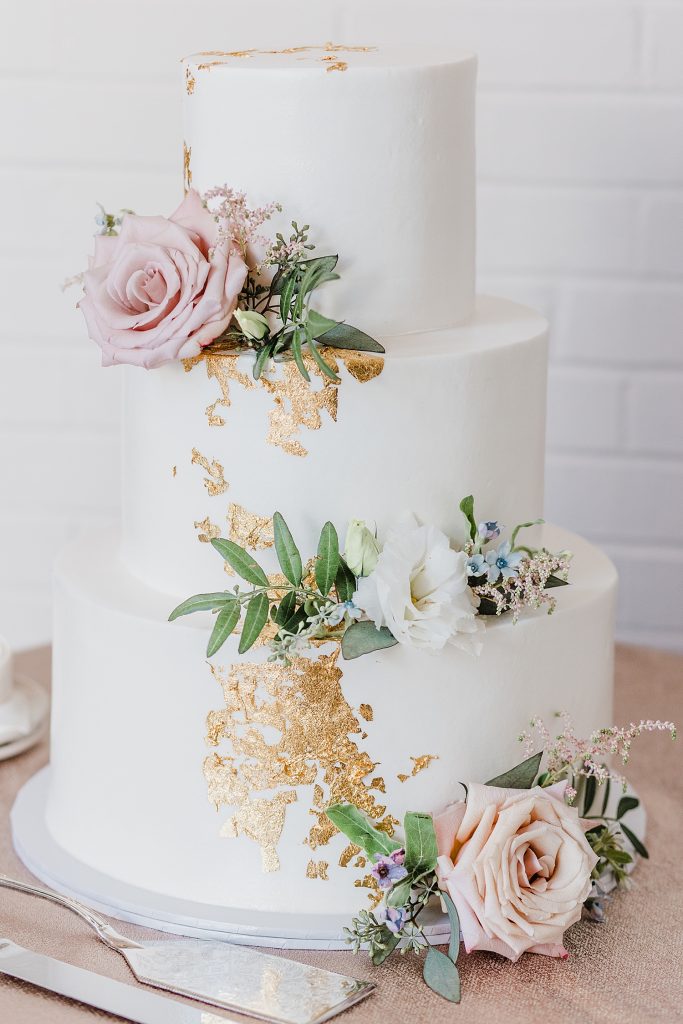 Timeless Fox Chapel Golf Club Wedding with Modern Twists. For more fine art wedding ideas, visit burghbrides.com!