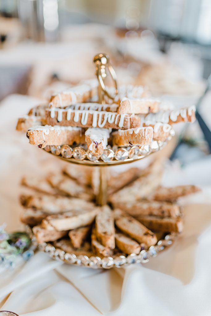 Timeless Fox Chapel Golf Club Wedding with Modern Twists. For more fine art wedding ideas, visit burghbrides.com!