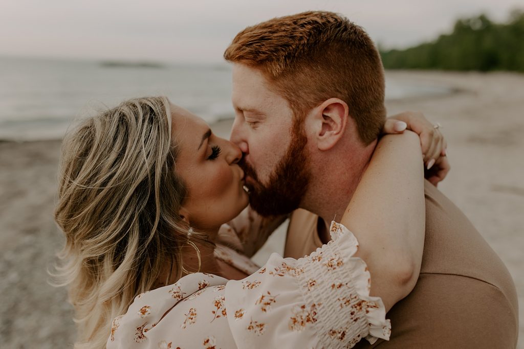 Coastal Style Lake Erie Engagement Session | Burgh Brides | Jessica Jolene Photography