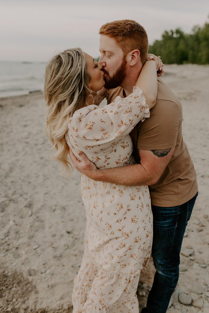 Coastal Style Lake Erie Engagement Session | Burgh Brides | Jessica Jolene Photography